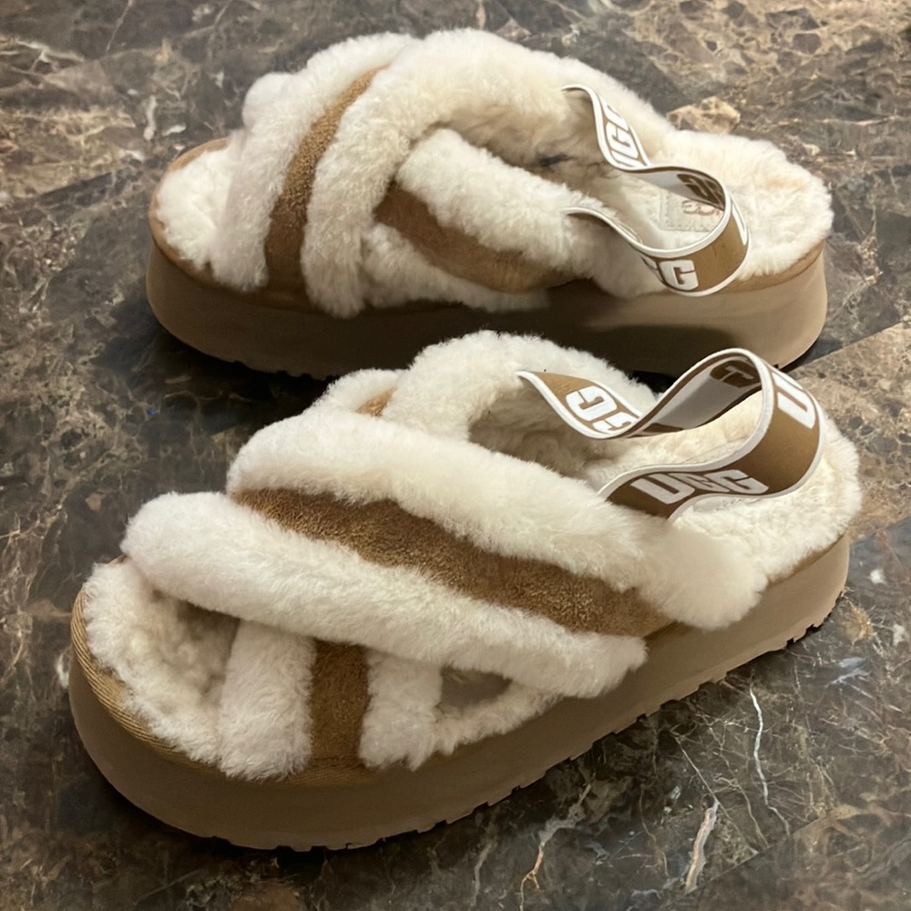 Ugg girls sz 6.  Fits size 5 n 6. Wore once narrow , fuzzy adorablele